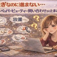 ホットペッパービューティーのトラブル時に役立つ問い合わせ方法を解説するアイキャッチ画像。案内板やチェックリストを前に、落ち着いて対応を確認するサロンオーナーのイラスト。