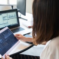 ホットペッパービューティーのPV数を上げるための施策を実践するサロンオーナーがパソコンでページを分析している様子