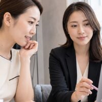 エステ集客の悩み解決を相談する女性オーナーとマーケティング担当者