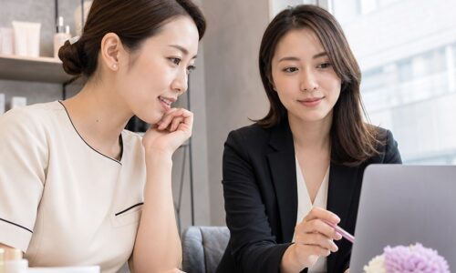 エステ集客の悩み解決を相談する女性オーナーとマーケティング担当者