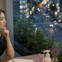 エステ集客の継続とリピーター化の仕組みを考える女性エステティシャン