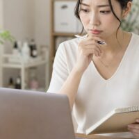 自宅サロンの集客ができない理由と予約を増やす改善策を考える女性オーナー