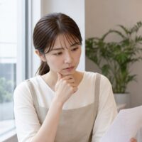 自宅サロン開業で失敗しないために落とし穴を確認する女性オーナー