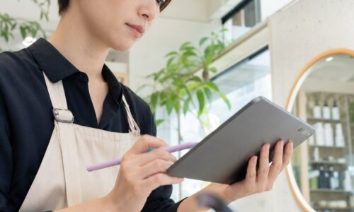 ホットペッパーで集客が減った美容室やサロンが原因を見直し、集客対策を考えているイメージ