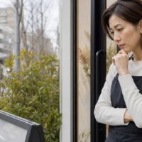 ホットペッパーに載せるべきか迷う美容サロン経営者が掲載効果と費用対効果を検討しているイメージ