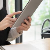 個人サロン集客を改善するため、サロンオーナーが予約導線やSNSの運用を見直している様子