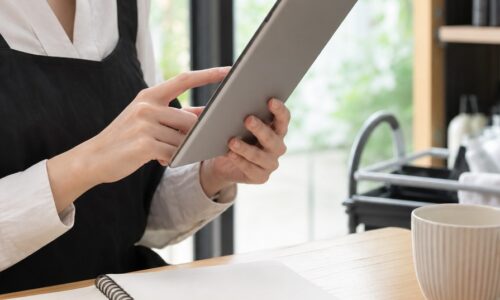 個人サロン集客を改善するため、サロンオーナーが予約導線やSNSの運用を見直している様子
