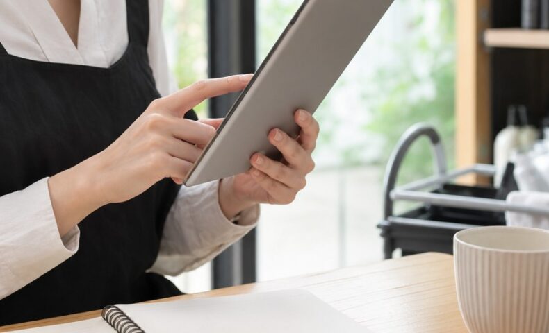 個人サロン集客を改善するため、サロンオーナーが予約導線やSNSの運用を見直している様子