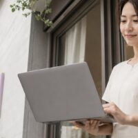 エステ 顧客データ 活用集客を実践し、顧客情報を分析するエステサロンスタッフ