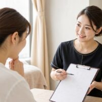 エステサロン 強み 打ち出し方法を考えるサロンスタッフとカウンセリングシート
