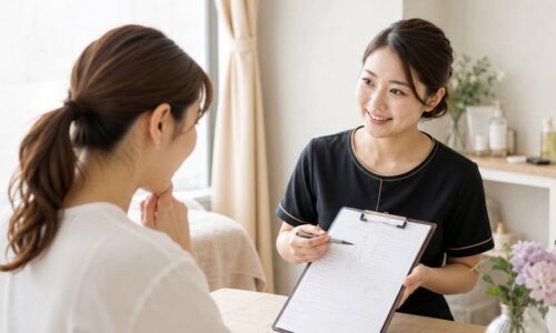エステサロン 強み 打ち出し方法を考えるサロンスタッフとカウンセリングシート
