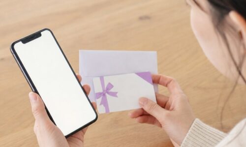 ホットペッパービューティーのギフト券がいつ届くかを確認するスマートフォンとギフトカードのイメージ