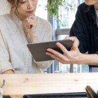 美容室 顧客戦略として、リピーターづくりについてスタッフが話し合うサロンのカウンセリング風景