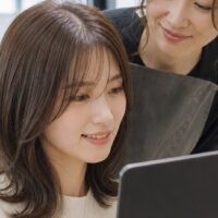 美容室口コミ例文を紹介する、ヘアサロンで施術後の仕上がりを確認する女性と美容師
