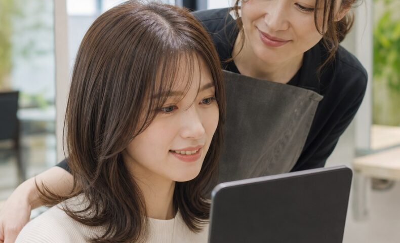 美容室口コミ例文を紹介する、ヘアサロンで施術後の仕上がりを確認する女性と美容師