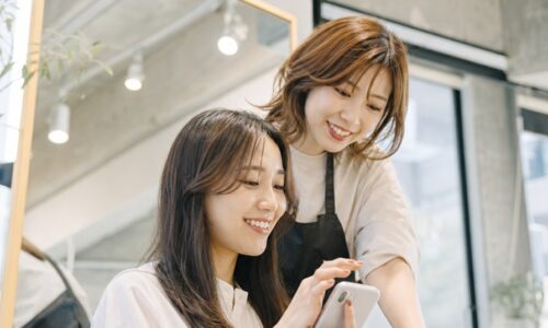 美容室の良い口コミ例文を考える女性とヘアサロンの店内
