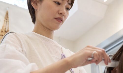 美容院で喋らない客に対する美容師の本音と、気まずさを消す方法を解説するイメージ画像