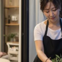 自宅サロンの集客で予約につながる魅力的な見せ方を整える女性オーナー