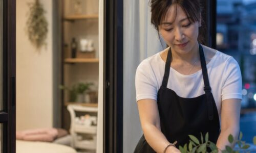 自宅サロンの集客で予約につながる魅力的な見せ方を整える女性オーナー