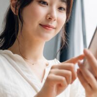 ホットペッパーの予約履歴をスマートフォンで確認する方法を示すイメージ