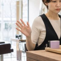 ホットペッパーの営業がしつこいと感じる店舗経営者が、営業電話への対処法を考えているイメージ