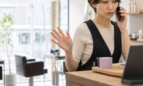 ホットペッパーの営業がしつこいと感じる店舗経営者が、営業電話への対処法を考えているイメージ