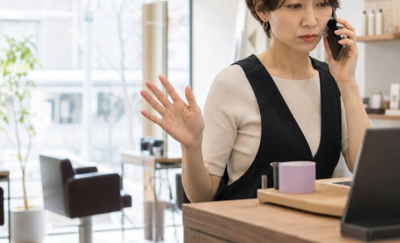 ホットペッパーの営業がしつこいと感じる店舗経営者が、営業電話への対処法を考えているイメージ