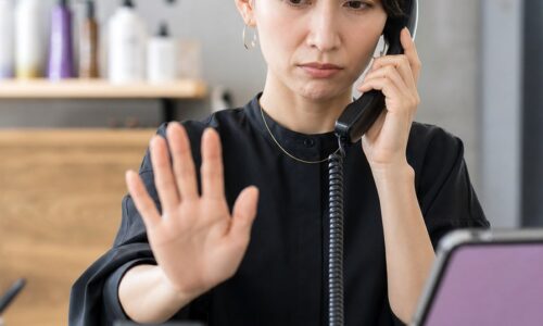 ホットペッパービューティー営業がうざいと感じる人に向けて、しつこい電話を止める方法を解説するイメージ