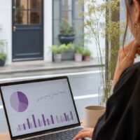 ホットペッパーSEOの改善策を考える美容サロン経営者と集客データを表示したパソコン画面