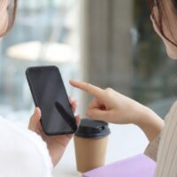 ミニモで「新規じゃないのに」予約できた理由とリピーター利用の注意点をスマートフォンで確認するイメージ