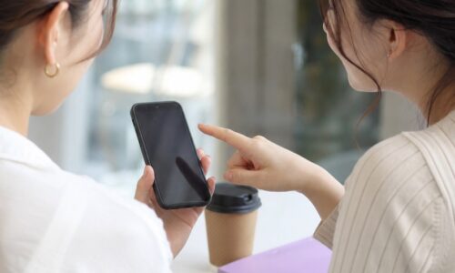ミニモで「新規じゃないのに」予約できた理由とリピーター利用の注意点をスマートフォンで確認するイメージ