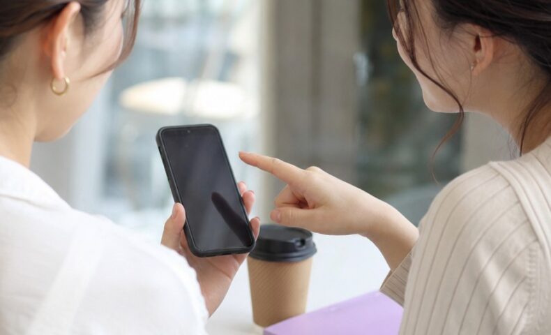 ミニモで「新規じゃないのに」予約できた理由とリピーター利用の注意点をスマートフォンで確認するイメージ