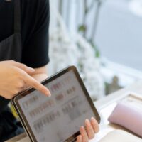 ネイルサロンの集客改善と口コミ増加を実践するネイリストの接客イメージ