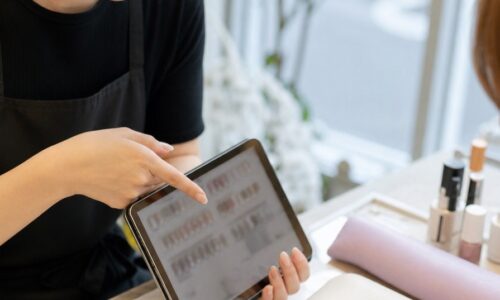 ネイルサロンの集客改善と口コミ増加を実践するネイリストの接客イメージ