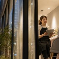 ネイルサロンの施術後にスタッフがお客様へ次回予約を案内している様子