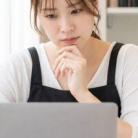 ネイルサロン SEO対策を進めるため、ノートパソコンで検索結果や予約導線を確認するネイルサロン運営者