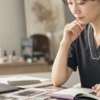 サロン集客とブランディングの関係を示す、ブランドイメージを考える美容サロン経営者