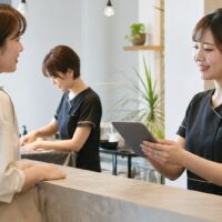 サロン集客のコツとして予約につながる導線を見直す美容サロンの店内イメージ