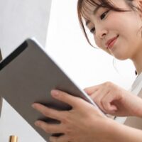 サロン集客方法を考えながら予約につながる導線を整える美容サロンスタッフ