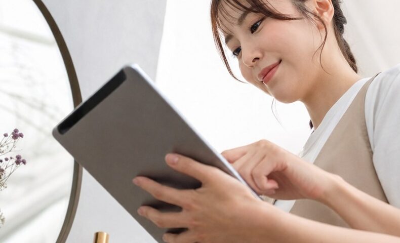 サロン集客方法を考えながら予約につながる導線を整える美容サロンスタッフ