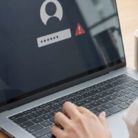 サロンボードログインできないときに確認する対処法をイメージした、パソコンのログイン画面とトラブル解決を示す画像