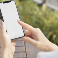 サロンボードのスマホ版ログイン入口をスマートフォンで開く方法を示すイメージ