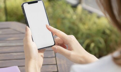 サロンボードのスマホ版ログイン入口をスマートフォンで開く方法を示すイメージ