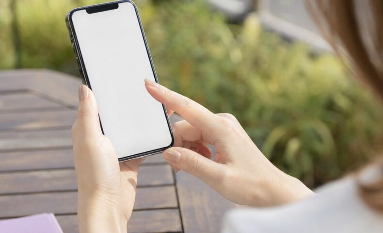 サロンボードのスマホ版ログイン入口をスマートフォンで開く方法を示すイメージ