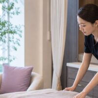 エステサロン ブランディング 事例を紹介する、上品で落ち着いた雰囲気のサロン内装と施術スペース