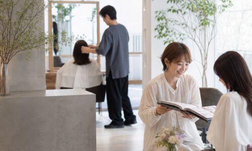 美容サロン ブランディング 成功事例を象徴する、洗練されたサロン空間と美容師の接客風景
