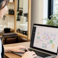 サロンボード pc 版をパソコンで利用する方法とスマホ版との違いを解説するイメージ