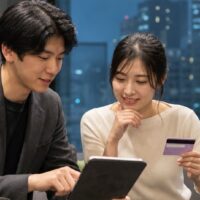 スマート支払い 手数料の負担の仕組みを確認する予約者とクレジットカード決済画面
