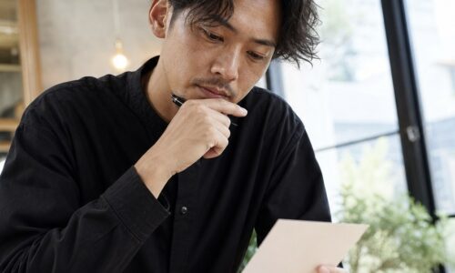 美容室の口コミ依頼カードの作り方を考える美容師と、自然な口コミ投稿を促すカード