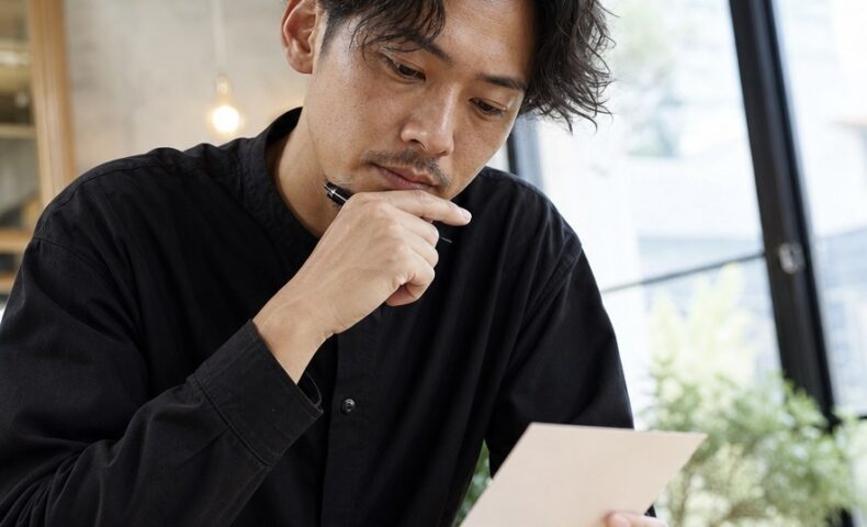 美容室の口コミ依頼カードの作り方を考える美容師と、自然な口コミ投稿を促すカード